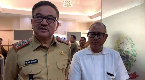 (kiri) Sekprov Sulsel, Jufri Rahman (dok. Syamsi/KabarMakassar)