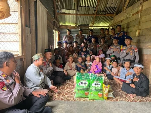 Dirpolairud Polda Sulbar saat berbagi bersama stafnya di Panti asuhan di Mamuju (Dok : Ist).