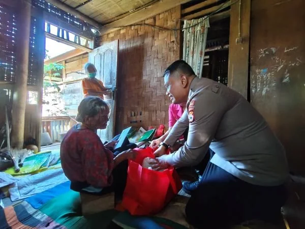 Aksi sosial dalam bentuk bakti sosial yang dilakukan oleh Polres Toraja Utara dan Bhayangkari (Dok: Ist)