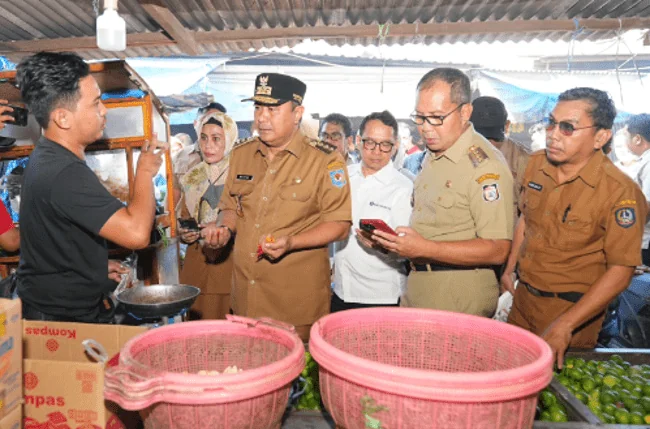 Bupati dan Wabup Maros Dampingi Pj Gubernur Sulsel Tinjau Pasar Rakyat Butta Salewangang