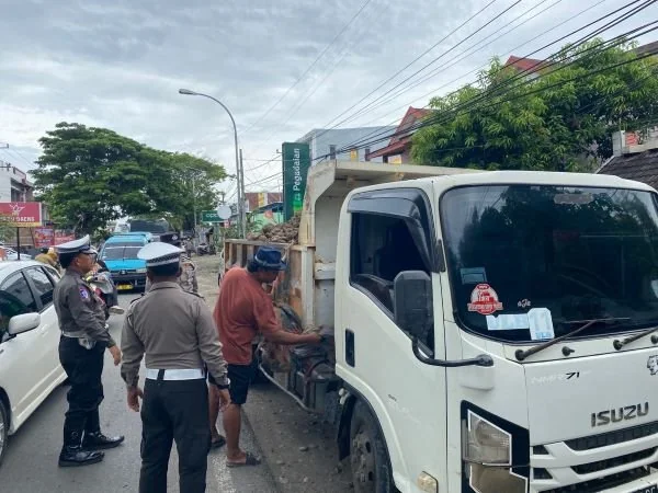 Satlantas Polres Jeneponto saat melakukan teguran dan imbauan kepada para sopir truk di sepanjang jalan raya. Dok. Ist