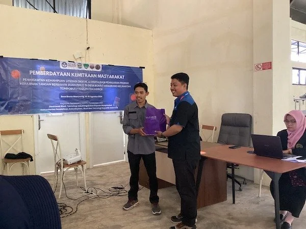 Ketua PKM sekaligus dosen Program Studi Teknologi Informasi Unibos, Abdillah SAS bersama peserta Unibos PKM (Dok: Ist)
