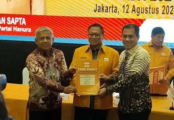 Ketua Umum DPP Partai Hanura Oesman Sapta Odang (tengah) memberikan surat keputusan B1-KWK untuk bakal paslon Bupati Enrekang Mitra Fakhruddin-Mahmuddin di Jakarta, Senin (12/8). Foto IST