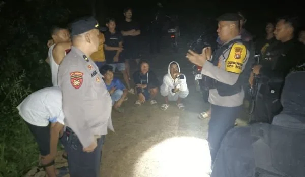 Piket Polresta Mamuju saat tiba di TKP perkelahian (Dok : Ist).