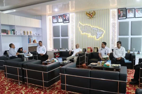 Bupati Luwu Timur, Irwan Bachri Syam, saat menerima audiensi jajaran pejabat Rutan Kelas IIB Masamba
