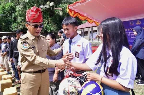 Pj Gubernur Sulsel, Prof Zudan Arif Fakrulloh beri bantuan di SMKN 5  Toraja Utara (Dok: Int)