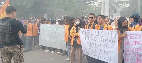 Masa aksi yang membentangkan spanduk memprotes kebijakan pemerintah (Foto : Dok. M. Yasin Ahmad KabarMakassar)
