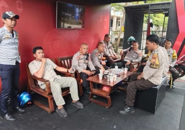 Personil gabungan saat mengamankan di Pos PAM Operasi Ketupat 2025 (Dok: Ist)