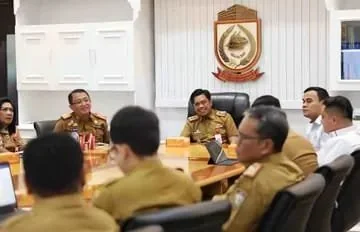 Pj Sekda Makassar Firman Hamid Pagarra (tengah) saat memimpin rapat di Balaikota Makassar. Foto IST