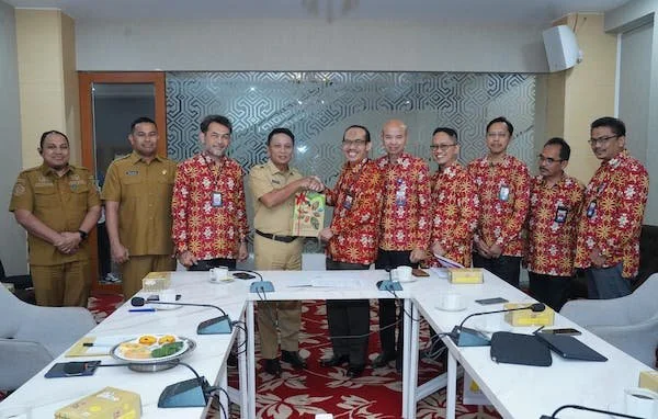 Pj Sekprov Sulsel, Andi Darmawan Bintang bersama Kepala Perwakilan BPKP Sulsel, Mohammad Risbiyantoro dan tim BPKP di Kantor Gubernur Sulsel (Dok: Ist)