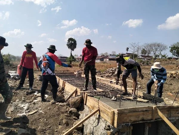 Kegiatan pengecoran plat dekker pertama telah dilaksanakan dengan sukses pada Program TMMD ke-122. (Foto/ist).