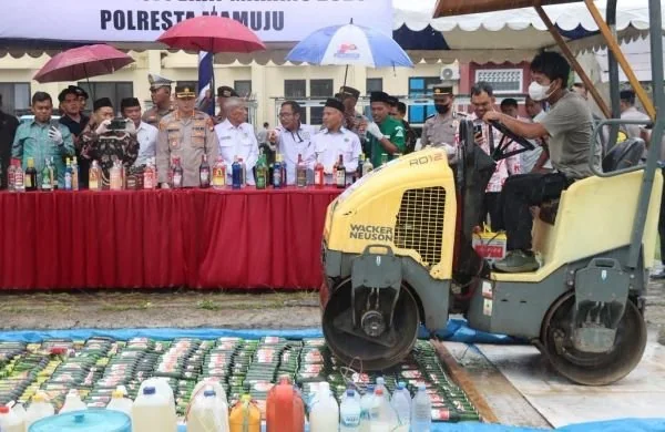 Pemusnahan minuman keras dan Ballo oleh Polresta Mamuju. (Dok: Ist)