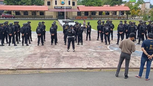 1 SSK Personil Brimob Polda Sulsel saat tiba dihalaman Kantor Polres Jeneponto. (IST).