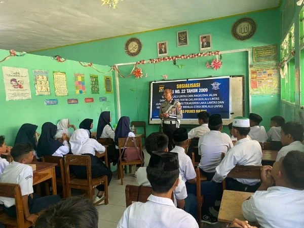 Satlantas Polres Majene saat melakukan sosialisasi ke sekolah (Dok : Ist).