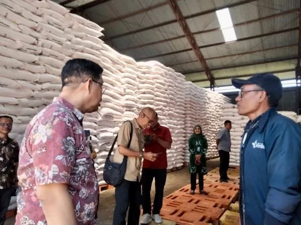 Wabup Edy Manaf Cek Gudang Stok Pupuk. Dok. Ist