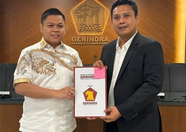 Yasir Machmud saat menerima SK ebagai Wakil Ketua II DPRD Sulsel dari Partai Gerindra (Dok : Ist).