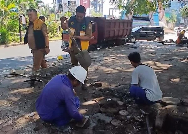 Pembenahan Trotoar dan Drainase Bulogading (Dok: Ist).