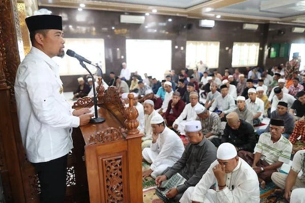 Penjabat Sementara (Pjs) Wali Kota Makassar, Andi Arwin Azis saat berpamitan usai salat Jumat berjemaah di Masjid Jabalnur, Kelurahan Parangloe, Kecamatan Tamalanrea, pada Jumat (15/11) (dok ist)