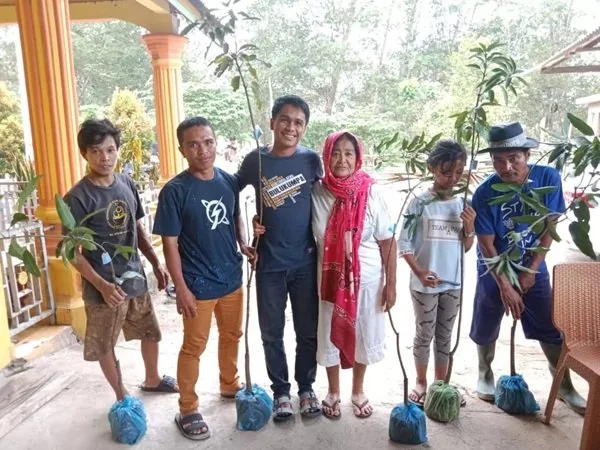 Pembagian bibit mangga oleh Pemdes Bontomangiring.