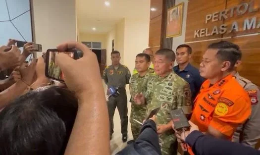 Pangdam XIV/Hasanuddin Mayjen TNI Bangun Nawoko menjelaskan kondisi terkini di kantor basarnas (Foto : Dwiki Luckianto Septiawan KabarMakassar)