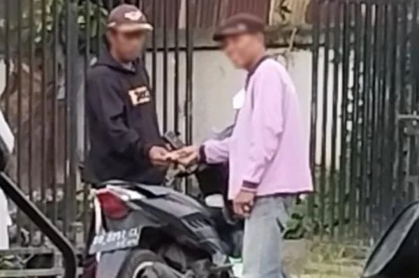 Oknum diduga juru parkir liar. (Dok: Ist)