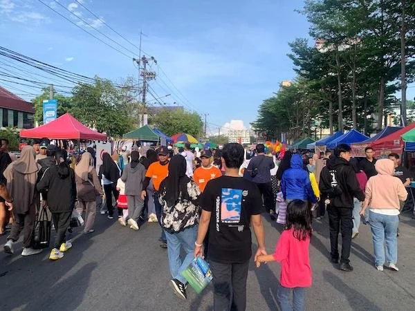 Masyarakat Kota Makassar berjalan kaki di kawasan CFD Boulevard (dok. Syamsi/Kabar Makassar)
