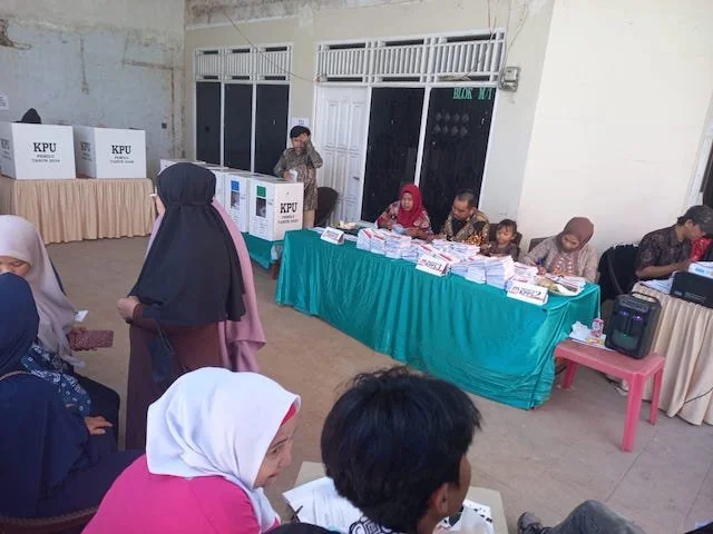 Suasana pencoblosan para pemilih pada Rabu (14/2) lalu di TPS 06 Kelurahan Tamalanrea Jaya, Kecamatan Tamalanrea, Makassar, Sulawesi Selatan. (Dok KabarMakassar.com)