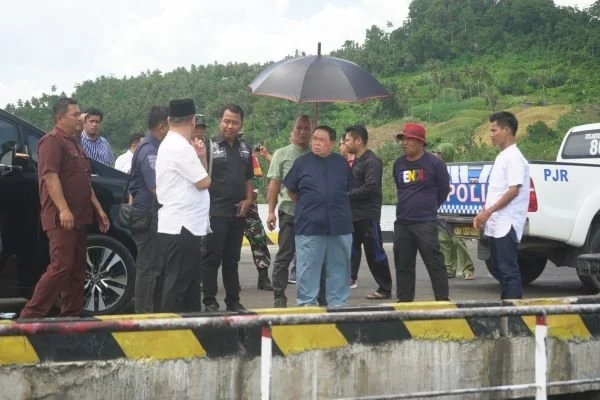 Wagub Sulbar Salim S Mengga saat meninjau pelabuhan di Pasangkayu (Dok : Ist).