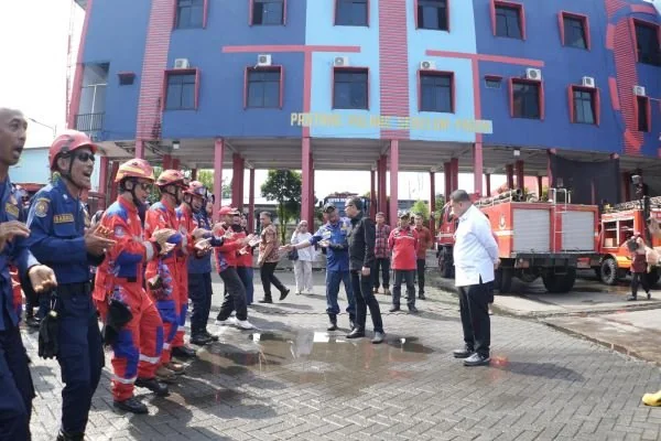 Wakil Menteri Dalam Negeri (Wamendagri) Bima Arya Sugiarto, saat Berkunjung di Damkarmat Makassar, (Dok: Ist).