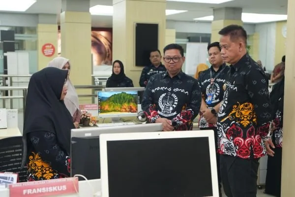 Pj Gubernur Sulsel, Prof Fadjry Djufry di Dinas PMPTSP Sulsel (Dok: Ist).
