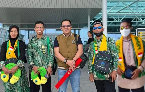 Kapolres Selayar bersama empat warga yang mendapatkan tiket umroh gratis di Bandara Sultan Hasanuddin Makassar (Dok: Ist).