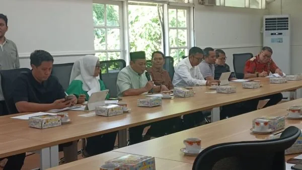 Kepala Kesbangpol Kota Makassar, Dr. Ir. H. Fathur Rahim (Hijau Muda) saat Mengikuti Monev Triwulan II Bersama Komisi A DPRD kota Makassar, (Dok: Sinta KabarMakassar).