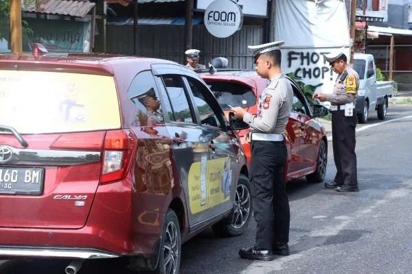Personel Satlantas Polres Majene saat menggelar operasi Zebra Marano (dok:ist)