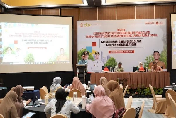 Kepala Dinas Lingkungan Hidup Kota Makassar, Helmy Budiman saat Memberikan Sambutan di Sosialisasi Terkait Pengelolaan Sampah (Dok: Ist).