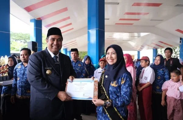 Bupati Maros Beri Piagam Penghargaan Kepada 10 Tokoh Pendidikan