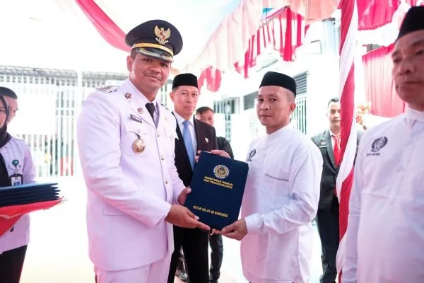 Bupati M. Fathul Fauzy Nurdin, saat menyerahkan SK remisi kepada salah satu warga binaan Rutan kelas IIB Bantaeng (Dok : Ist).