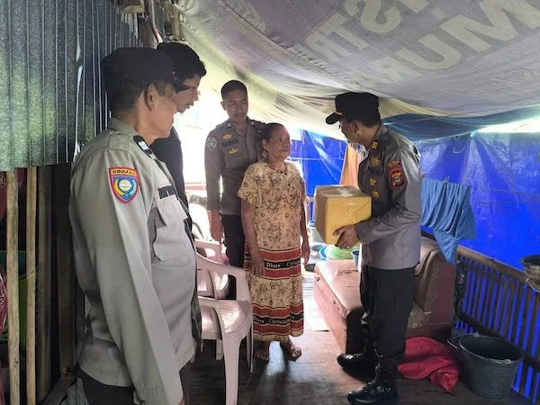 Kapolsek Bangkala AKP Saifullah Syan mendatangi dan membantu seorang nenek bernama Surintang Daeng Ngaseng yang hidup sebatang kara di sebuah gubuk tua di Dusun Kampung Beru, Desa Mallasoro. (Foto/ist).