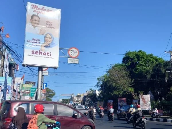 Baliho Andi Seto Asapa-Rezki Mulfiati Lutfi dengan tagline Sehati tersebar di sejumlah titik seperti jalan Gunung Bawakaraeng, Makassar (Dok : Asrul KabarMakassar).