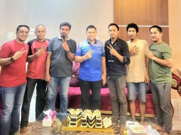 Caleg Gerindra dapil 7 DPRD Sulsel Yasir Mahmud (tengah) bersama tim pemenangannya.