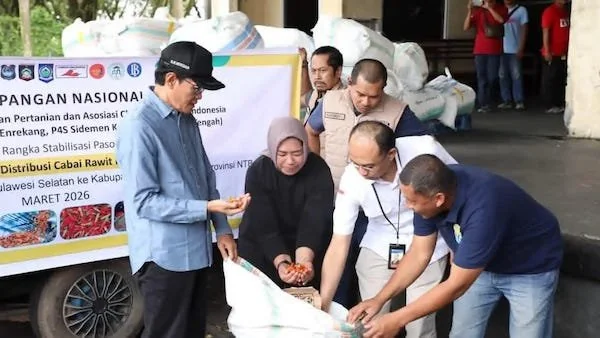 Wakil Bupati Lombok Tengah M. Nursiah menerima pasokan 1 ton cabai rawit merah yang didatangkan dari Enrekang, Sulsel