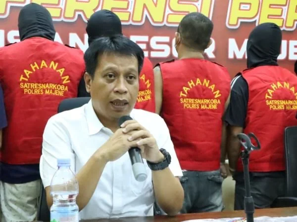 Kasat Res Narkoba Polres Majene saat menggelar konferensi pers dan memperlihatkan 4 tersangka (Dok : Ist).