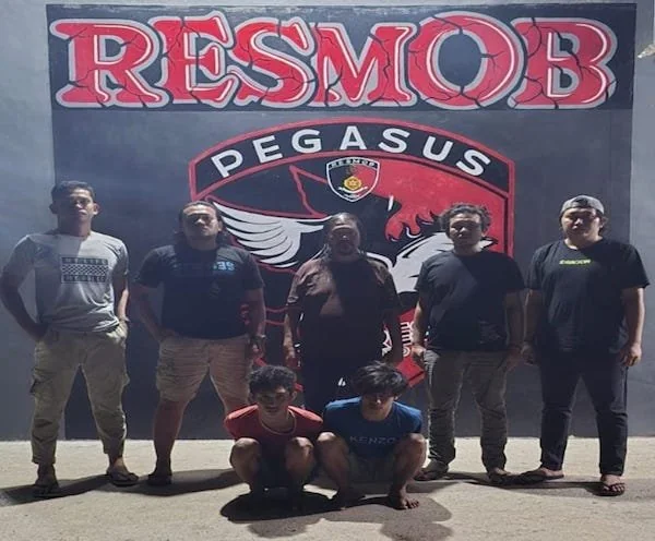 Kedua Pelaku saat diamankan Tim Resmob Polres Jeneponto. (Foto: Ist).