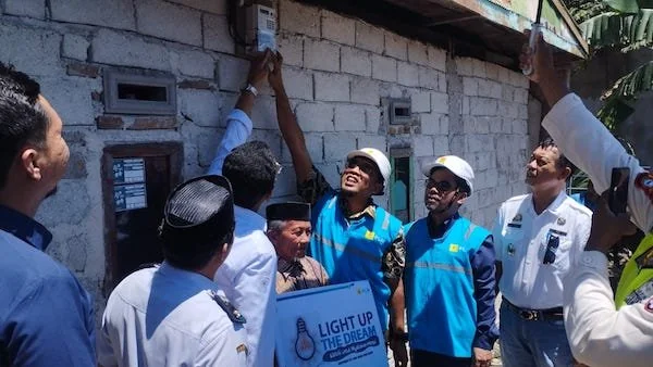 General Manager (GM) PLN UID Sulselrabar, Budiono saat menyerahkan bantuan  Program Light Up The Dream di kediaman Muntu Daeng Rewa di Kampung Agang Jene, Kelurahan Empoang, Kecamatan Binamu. Rabu (21/08). (Foto/ullah).