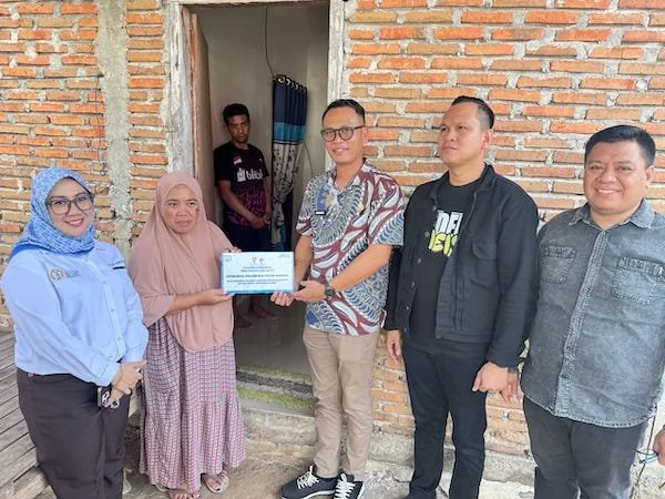 Wakil ketua DPRD Sulbar saat menyerahkan bantuan bersama Biro Pemkesra Setda Sulbar(dok:ist)