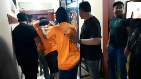 pelaku di giring pihak kepolisian Polrestabes Makassar (dok. Istimewa)