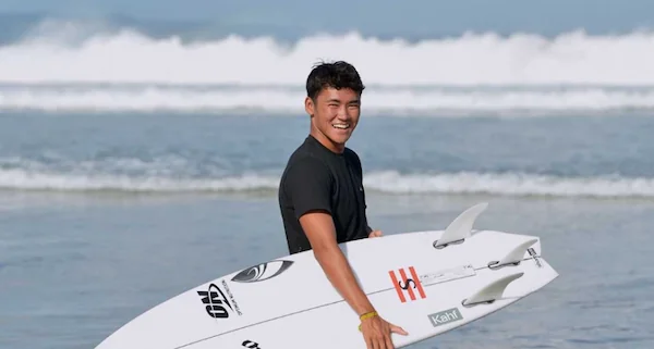 Atlet selancar ombak Indonesia Rio Waida berselancar di Pantai Legian, Badung, Bali, Sabtu (13/7/2024). Rio Waida terus melakukan latihan jelang berlaga pada Olimpiade Paris 2024 cabang olahraga surfing yang akan dilaksanakan di Tahiti, Kepulauan Polinesi