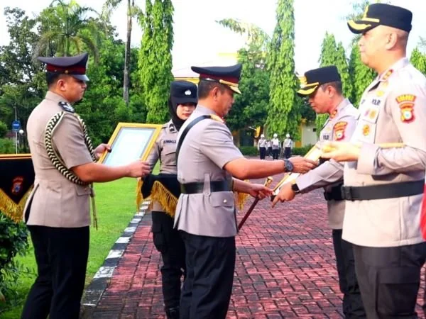 Pemberian penghargaan dan PTDH terhadap personil Polda Sulsel di Mapolda Sulsel (Dok: Ist)
