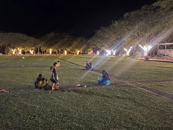Kawasan Pantai Seruni, Kabupaten Bantaeng yang selama ini gelap gulita kembali menyala (Dok : Ist).