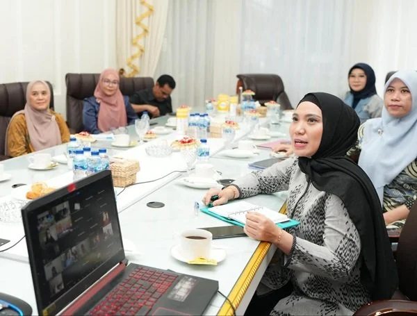 Pj Ketua Dekranasda Sulsel, Sofha Marwah Bahtiar (jilbab hitam baju abu-abu) pada rapat persiapan Preloved For Charity, Minggu, (10/3).