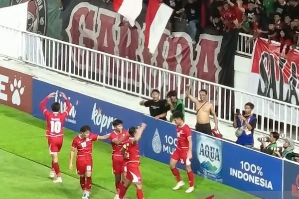 Para pemain Indonesia merayakan gol ke gawang Myanmar pada laga Piala AFF U19 di Stadion Utama Sumatera Utara, Deli Serdang, Sumatera Utara, Senin (1/6/2026). Laga tersebut dimenangkan timnas Indonesia dengan skor 3-0. ANTARA/Juraidi